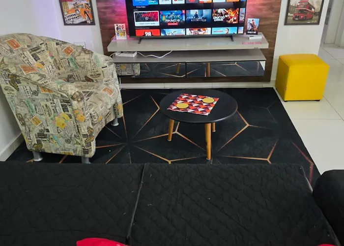 Apartamento centralizado à poucas quadras do mar.