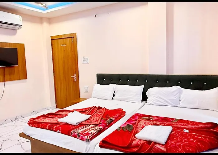 Hotel White S - Stay Near Shri Mahakaleshwar Jyotirlinga Temple - Free Wifi & Free Parking - Fully Air Conditioned And Spacious Room - Excellent Service Recommended