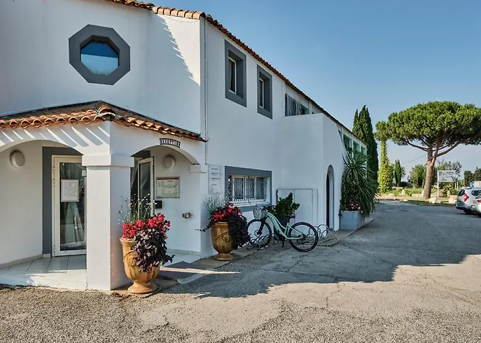 Artemia Aigues-Mortes - Hotel Avec Piscine - Bornes Electriques - Parking Prive - Local Velo-Moto