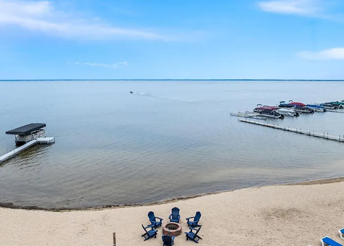 Beachfront Hotel Houghton Lake