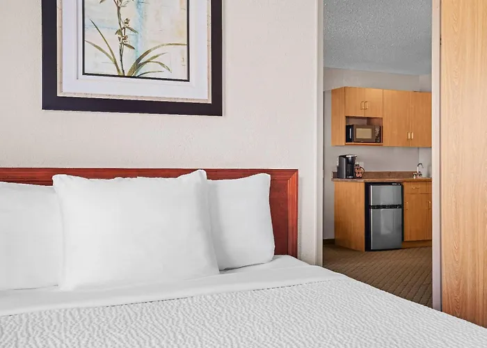 Days Inn & Suites By Wyndham Winkler