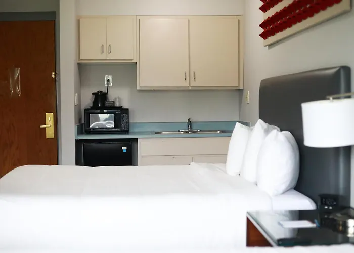 Illini Inn & Suites
