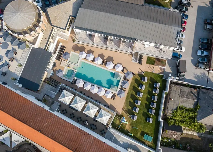 Ce Plaza Hotel