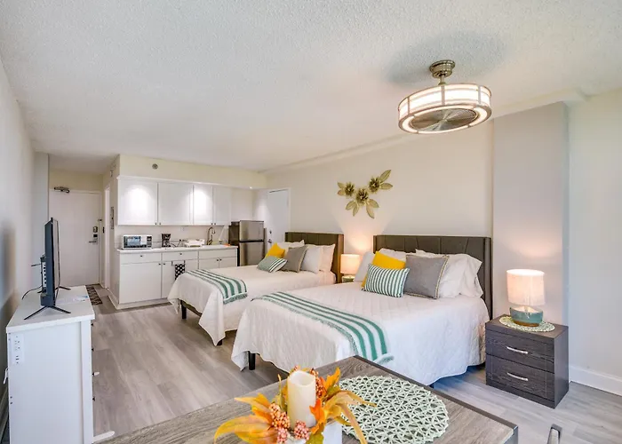 Partial Ocean Views: Daytona Beach Studio!