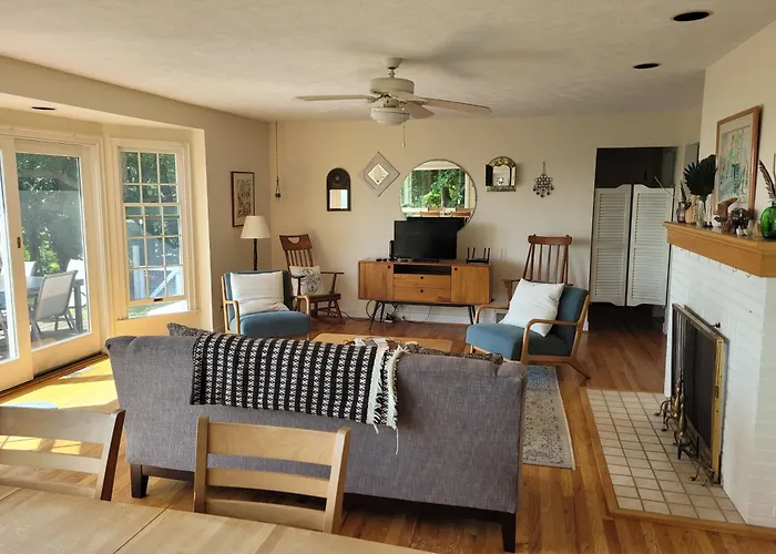 Great Lakes Getaway - Incredible Lakefront!
