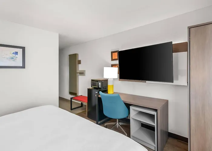 Comfort Inn & Suites Bellevue - Omaha Offutt Afb