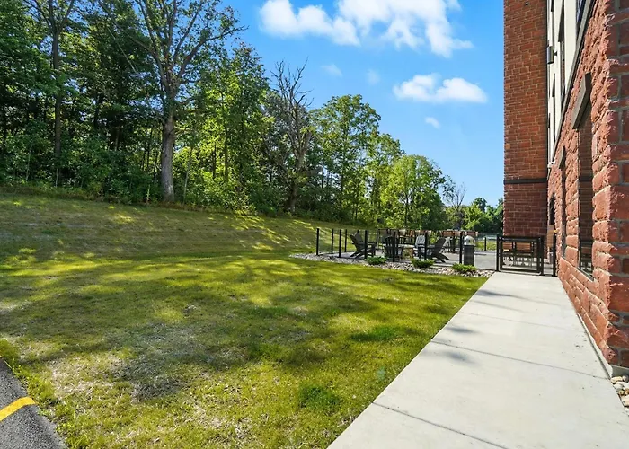 Cobblestone Hotel & Suites - Bellefontaine