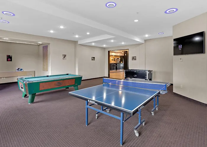 Duvernay Inn & Suites