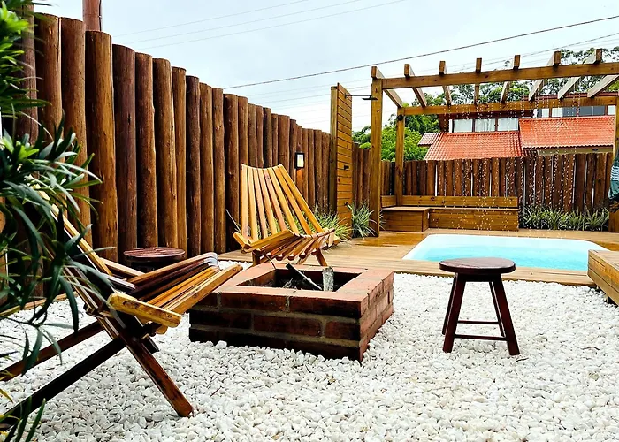 Casa com Banheira, Piscina e Quadra de Areia