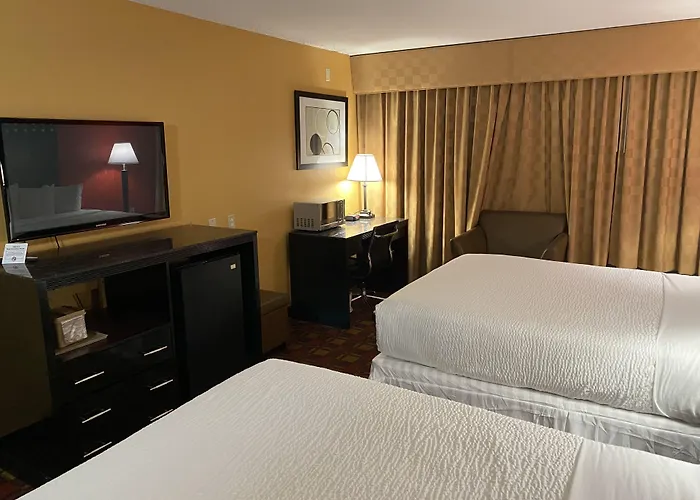 Ramada By Wyndham Rochelle Park Near Paramus