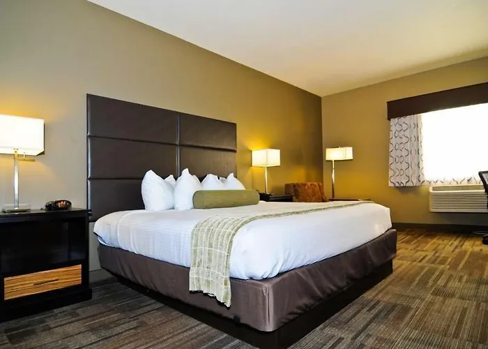 Best Western Plus Night Watchman Inn & Suites