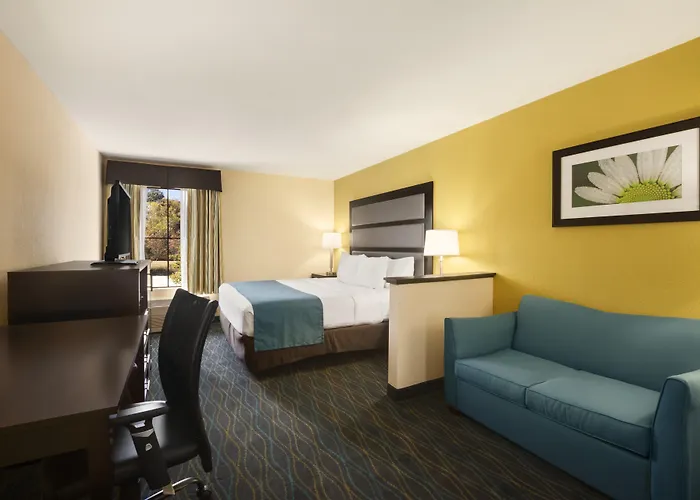 Days Inn & Suites By Wyndham Commerce