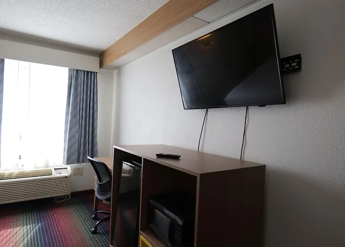 Days Inn By Wyndham Flint/Bishop International Airport