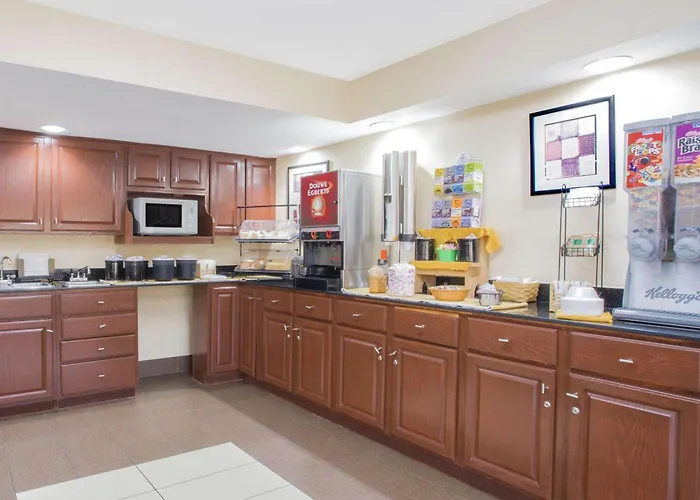 Ramada By Wyndham Edgewood Hotel & Conference Center