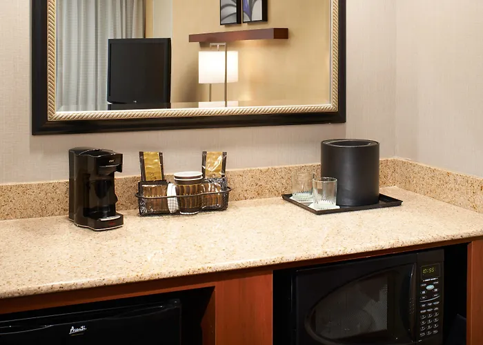 Courtyard By Marriott Detroit Warren