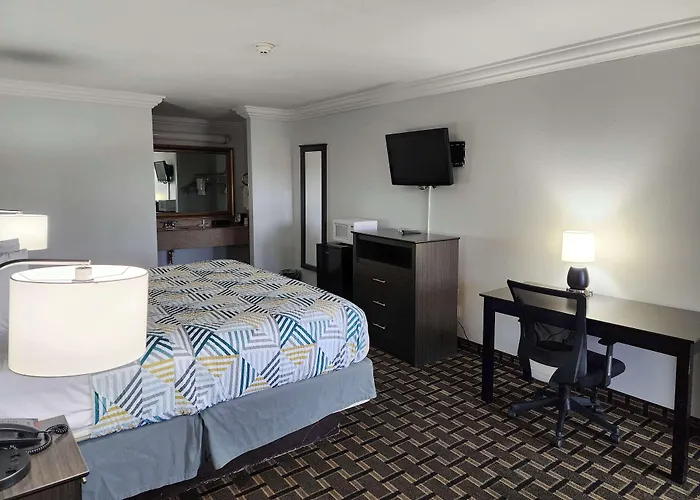 Days Inn By Wyndham Crowley