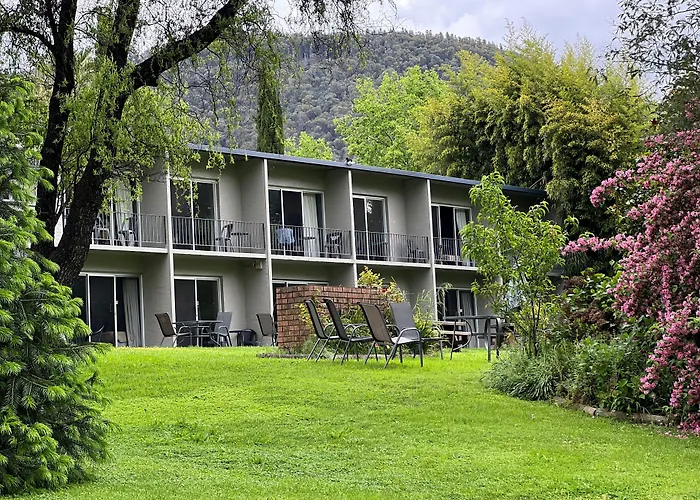 Riverbank Park Motel