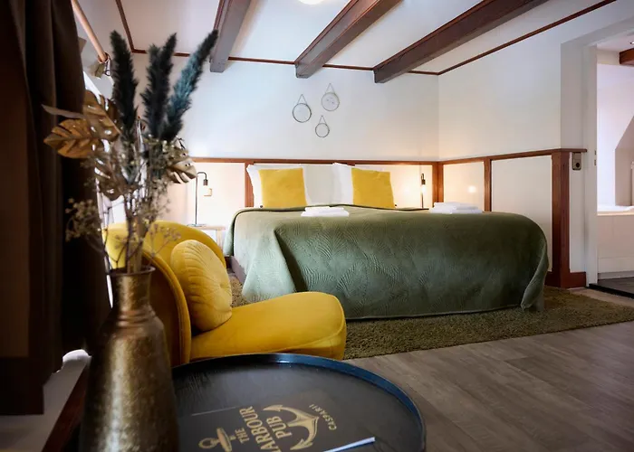 Harbour Hub Hotel