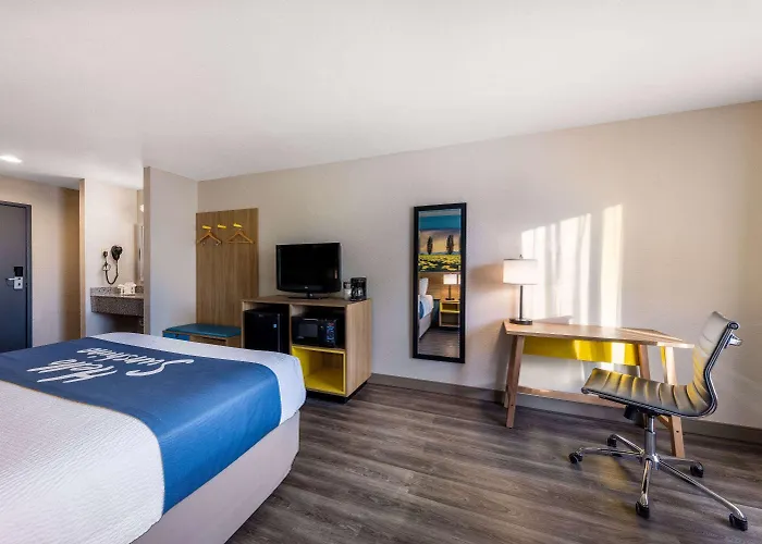 Days Inn By Wyndham Lathrop