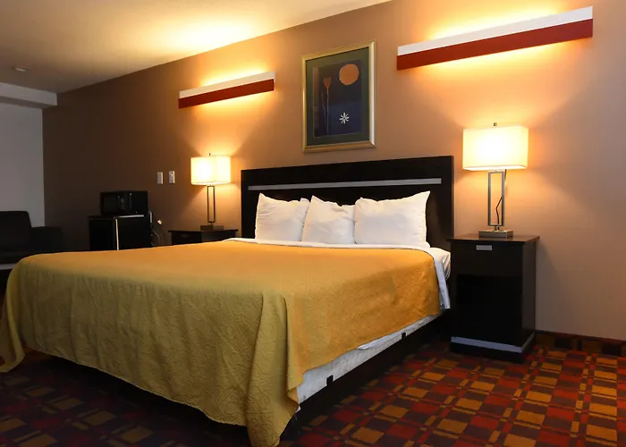 Econo Lodge Inn & Suites Downtown