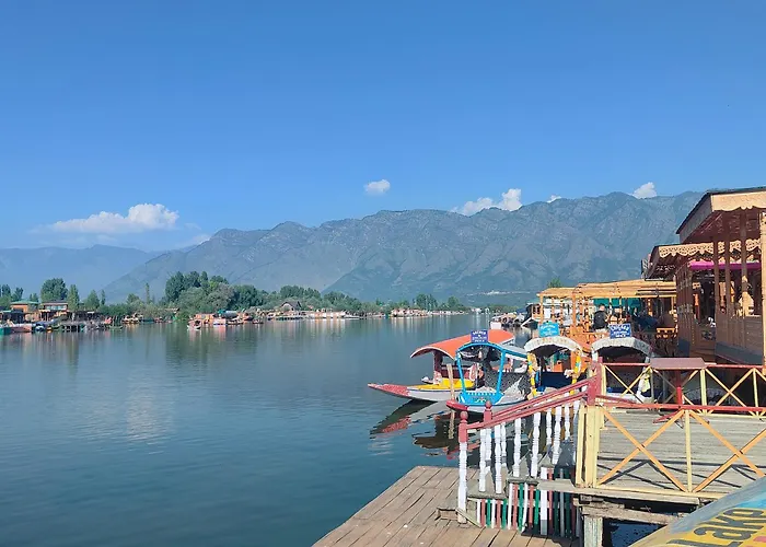 Lalarukh Group Of Houseboats