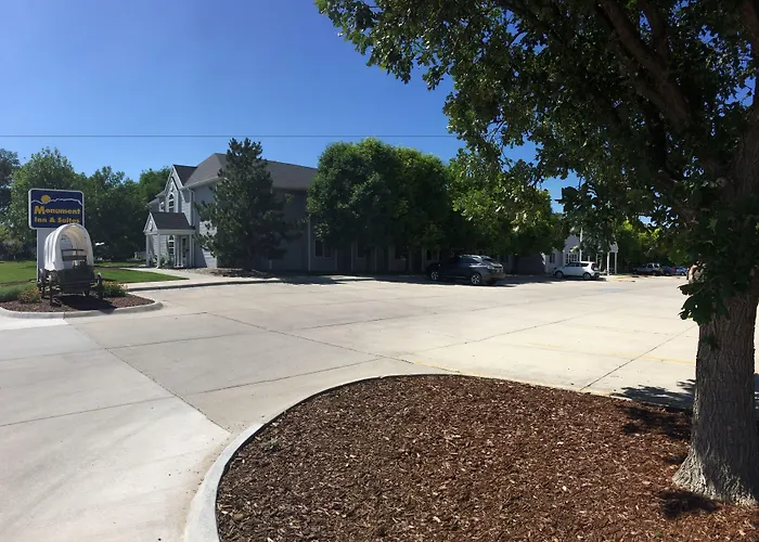 Monument Inn & Suites