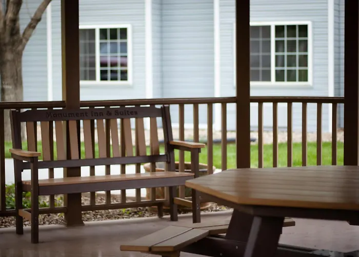 Monument Inn & Suites