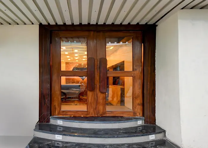 Super Oyo Townhouse Varanasi Railway Junction