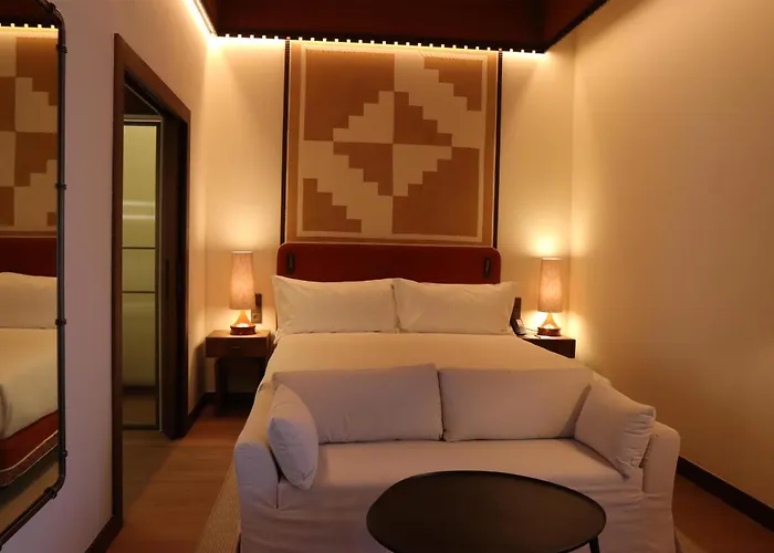 Palacio De Godoy Caceres, Curio Collection By Hilton