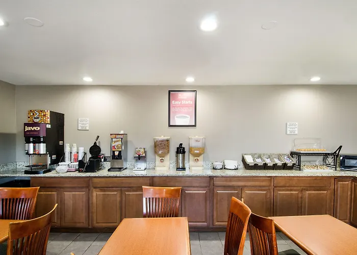 Econo Lodge Inn & Suites