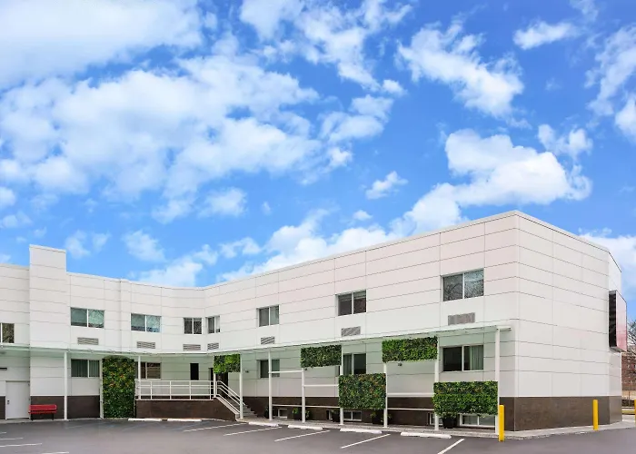 Ramada By Wyndham Bronx
