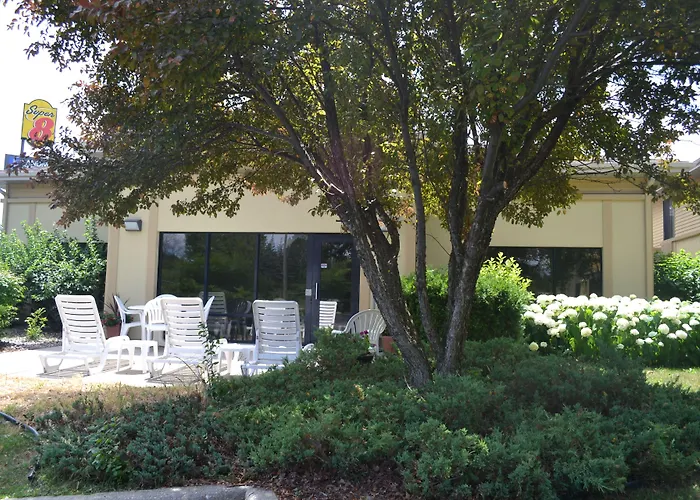 Super 8 By Wyndham Germantown/Milwaukee