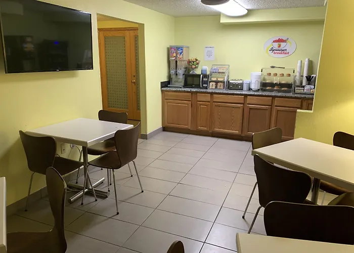 Super 8 By Wyndham Pueblo