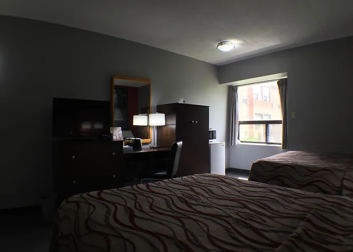 Super 8 Mount Hope/Hamilton International Airport