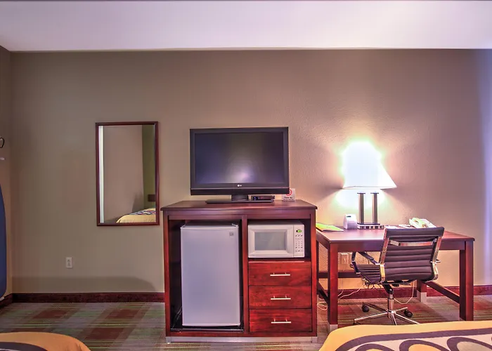 Super 8 By Wyndham Waterloo