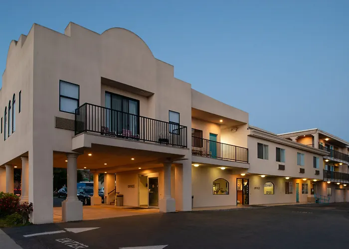Edgewater Inn&Suites