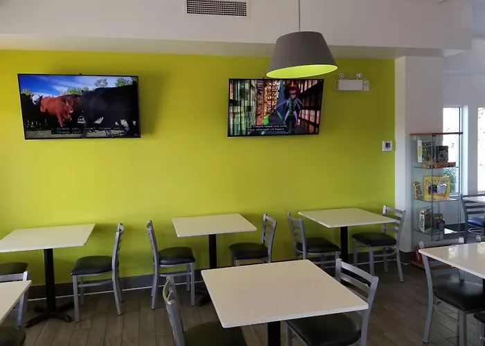 Super 8 By Wyndham Winnipeg West