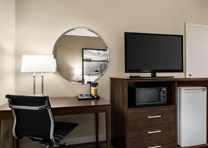 Super 8 By Wyndham Sarnia On