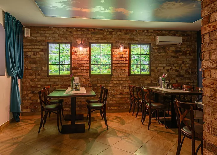 Old Tree Villa & Restaurant