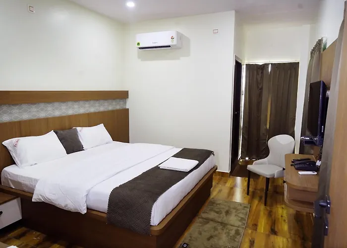 Hotel V R Grand