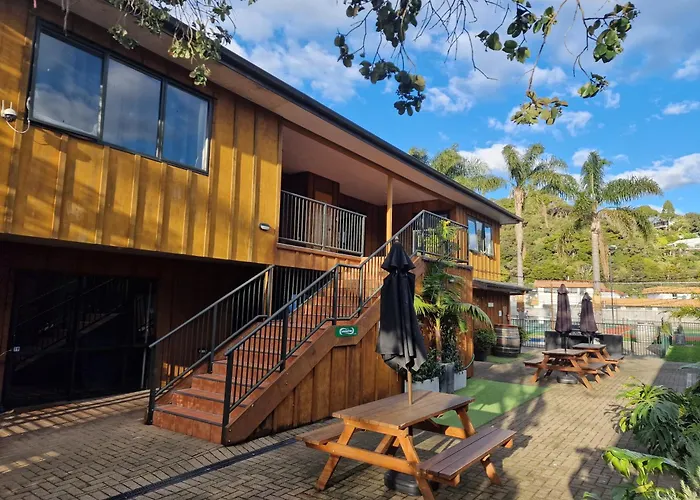 Palm Tree Apartments & Backpackers