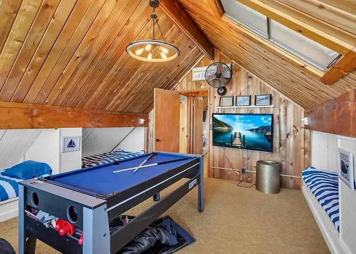 Cozy Cottage-Hot Tub-Scenic Views & Private Dock