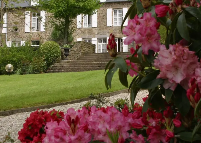 Logis Hotel Du Chateau - Combourg, Proche Saint-Malo
