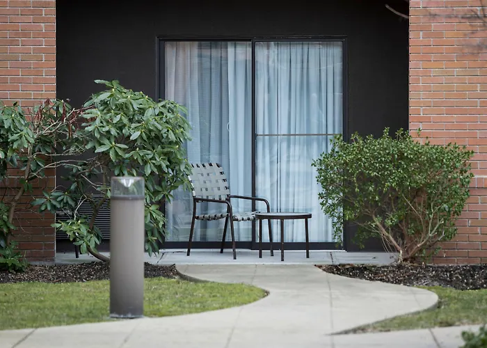 Courtyard By Marriott West Orange