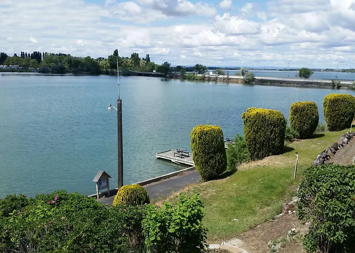 Lake Shore Inn Waterfront