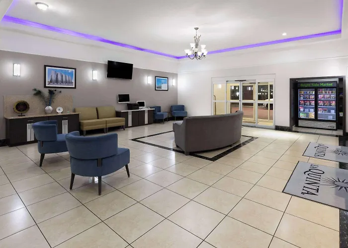 La Quinta By Wyndham Deer Park