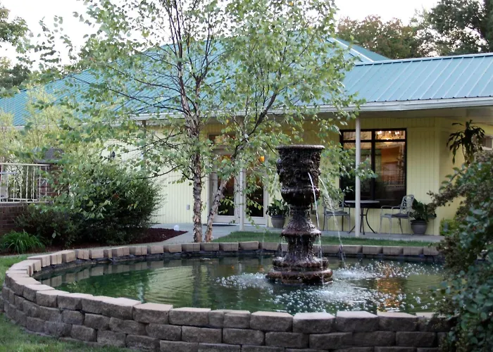 Golden Manor Inn & Suites