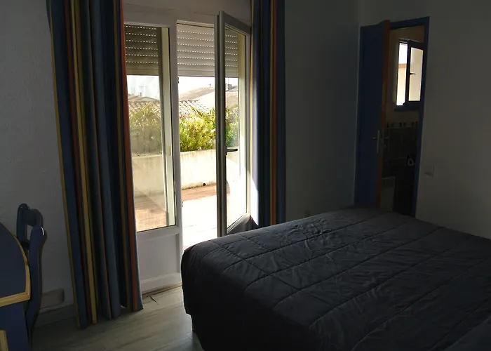 Hotel Les Palmiers En Camargue