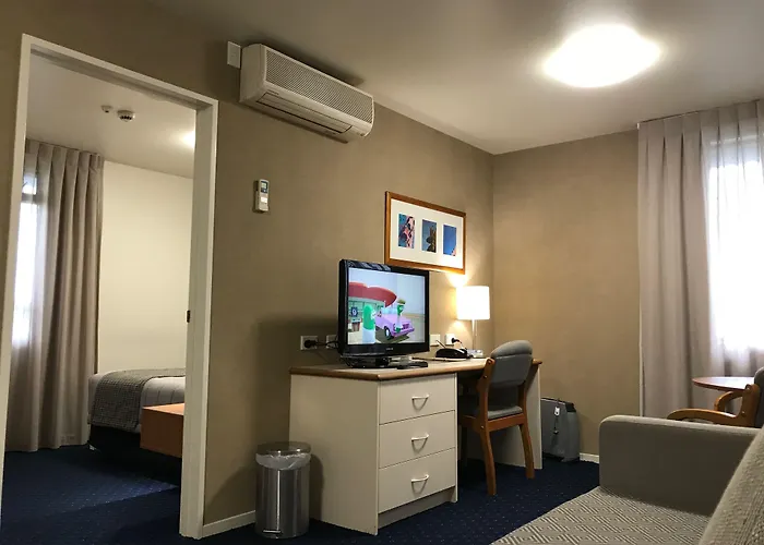 Ventura Inn & Suites Hamilton