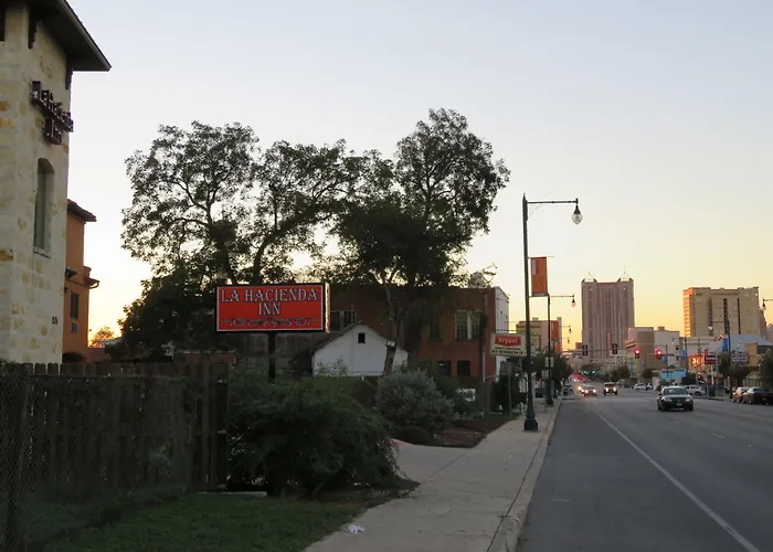 La Hacienda Inn Near Alamodome & Riverwalk